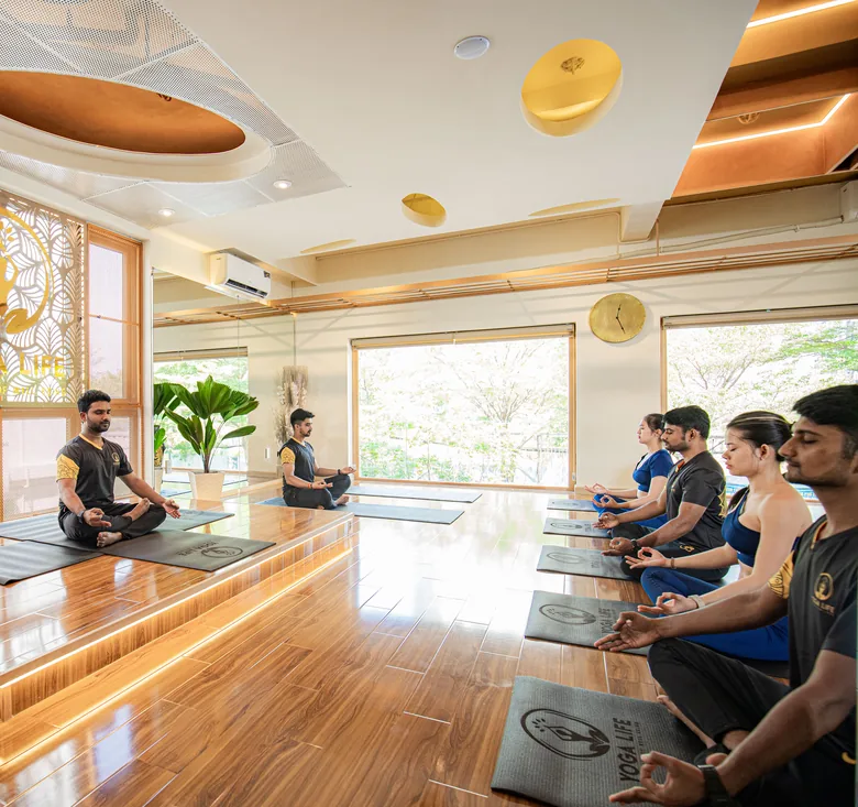 Phòng tập Yoga Life Premium đầy ánh sáng với cửa sổ cao
