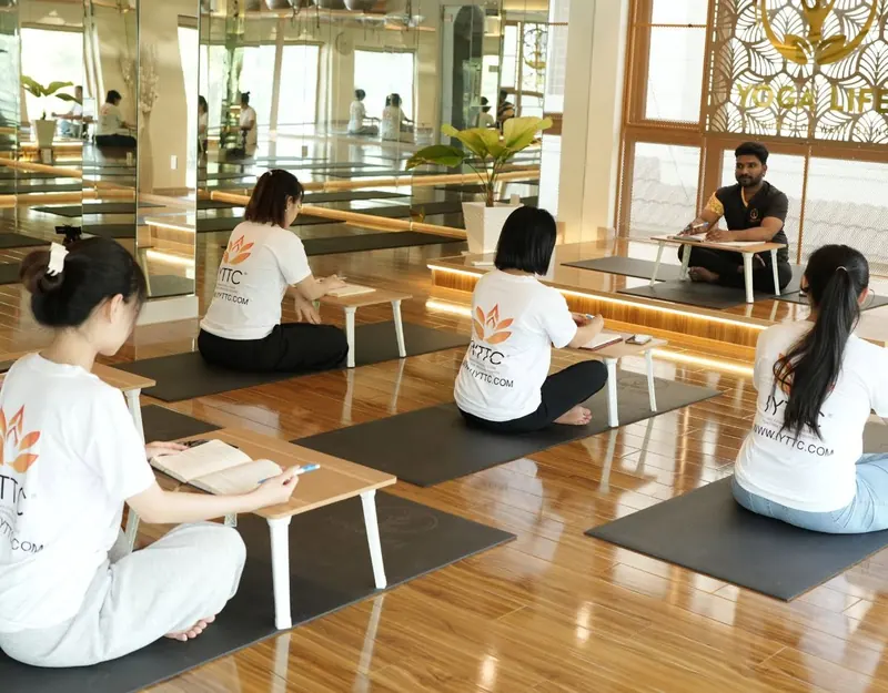 Học viên khóa đào tạo giáo viên cùng luyện tập trong phòng tập